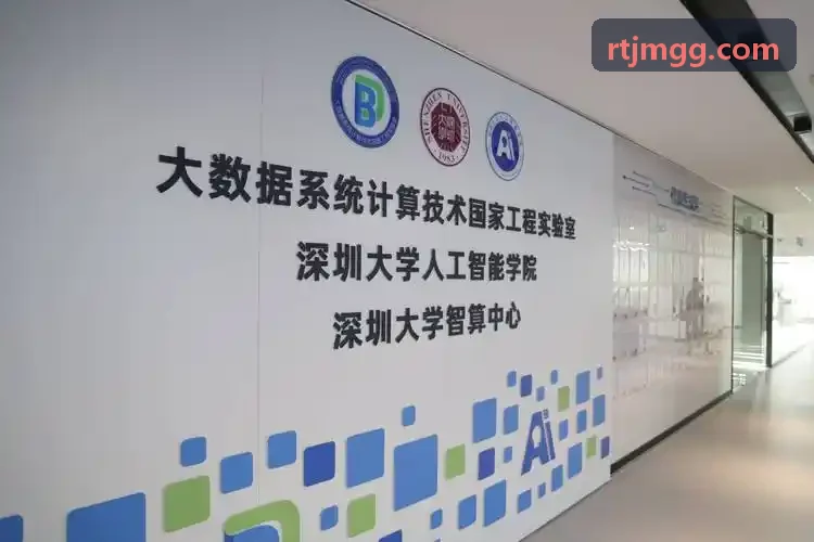 医药仓管员在冷链口等待料箱J9直营集团【CHINA】官方网站出箱